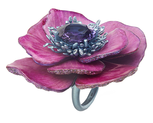 Boucheron, кольцо Flower Ring Pivoine La Belle, титан, сапфиры, натуральный цветок